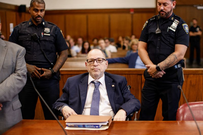 © Reuters. Former Hollywood producer Harvey Weinstein appears for a status hearing in New York Criminal Court in New York, U.S., 19 July 2024. KENA BETANCUR/Pool via REUTERS/File Photo