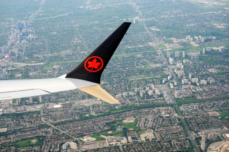 &copy; Reuters. FILE PHOTO: An Air Canada plane is seen in the air after departing from Pearson International Airport in Toronto, Ontario, Canada May 16, 2022.  REUTERS/Carlos Osorio/File Photo