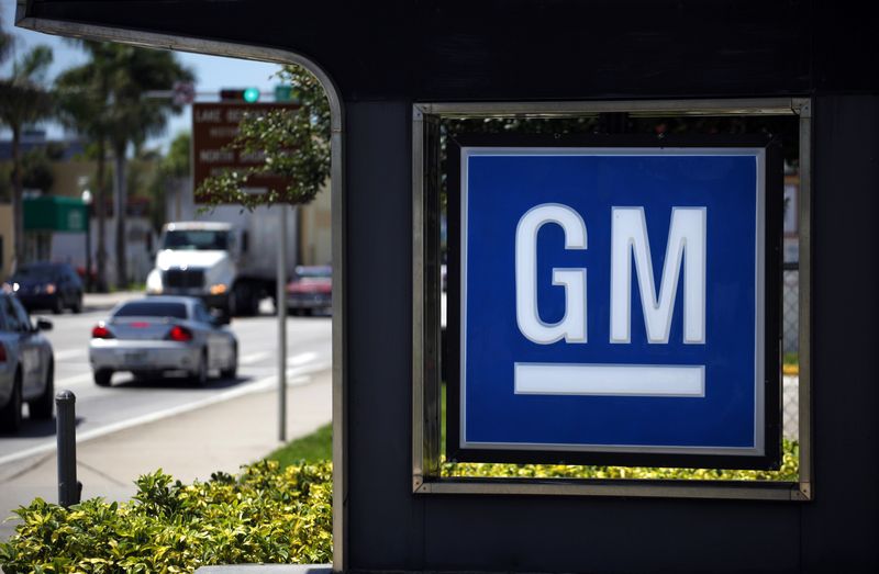 &copy; Reuters. Placa com logo da GM em concessionária em Miami, EUAn12/08/2010nREUTERS/Carlos Barria