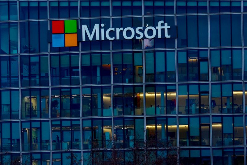 © Reuters. A view shows a Microsoft logo at the Microsoft offices in Issy-les-Moulineaux, near Paris, France, February 9, 2024. REUTERS/Gonzalo Fuentes/File Photo