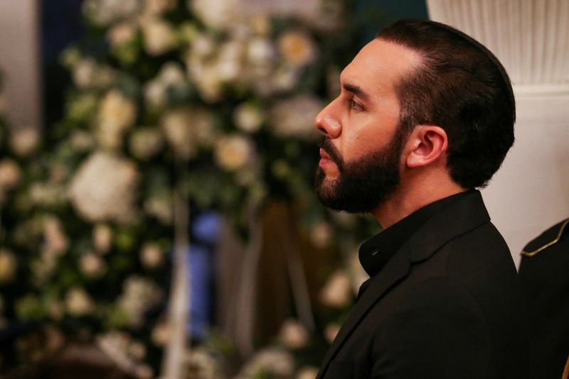 &copy; Reuters. FILE PHOTO: El Salvador’s President Nayib Bukele takes part in a tribute to Police Director Mauricio Arriaza, other crew members and passengers who were killed when a military helicopter in which they were travelling crashed, in San Salvador, El Salvado