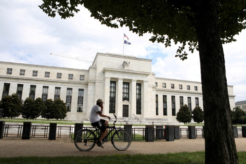 © Reuters. FILE PHOTO: A cyclist passes the Federal Reserve building in Washington, DC, U.S., August 22, 2018. REUTERS/Chris Wattie/File Photo