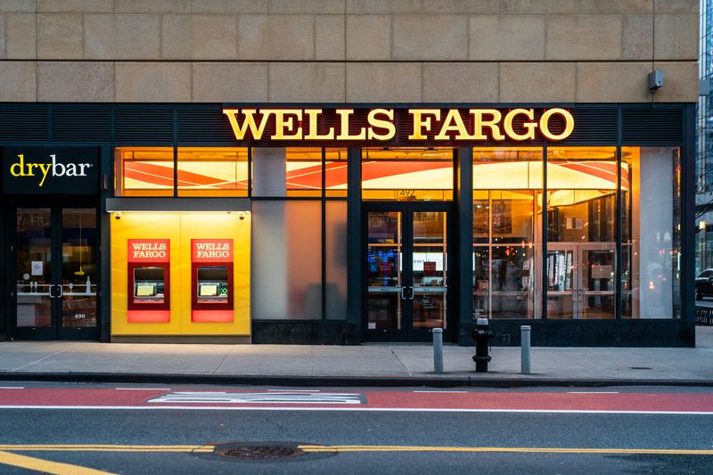 © Reuters. FILE PHOTO: The Wells Fargo Bank branch is seen in New York City, U.S., March 17, 2020. REUTERS/Jeenah Moon/File Photo