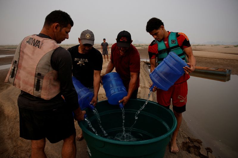 &copy; Reuters. Comunidade lida com seca no Rio Madeiran8/09/2024nREUTERS/Bruno Kelly