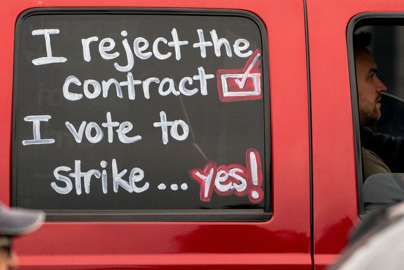 © Reuters. Boeing factory workers arrive to vote on their first full contract in 16 years, at an International Association of Machinists and Aerospace Workers District 751 union hall, in Renton, Washington, U.S. September 12, 2024.  REUTERS/David Ryder