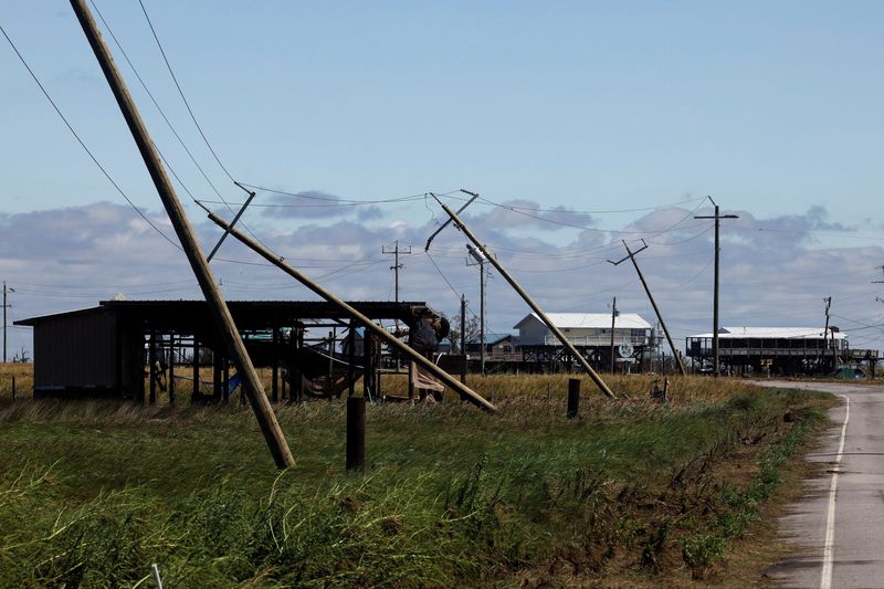 © Reuters. Utility poles are partially toppled due to the effects of Hurricane Francine in Cocodrie, Louisiana, U.S. September 12, 2024. REUTERS/Edmund D. Fountain