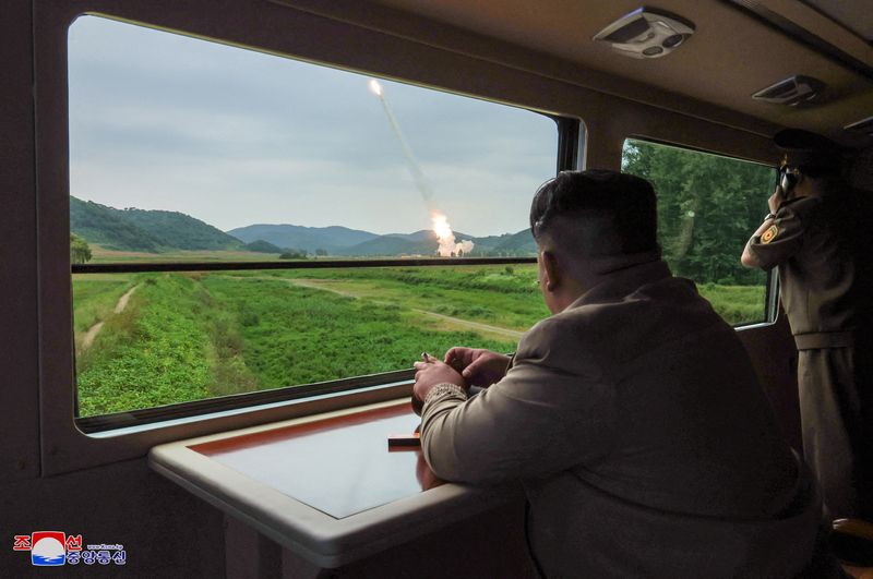 © Reuters. North Korean leader Kim Jong Un oversees a test-fire for a new 600mm multiple rocket launcher at an undisclosed location in North Korea, in this photo released by North Korea's official Korean Central News Agency September 13, 2024.    KCNA via REUTERS  