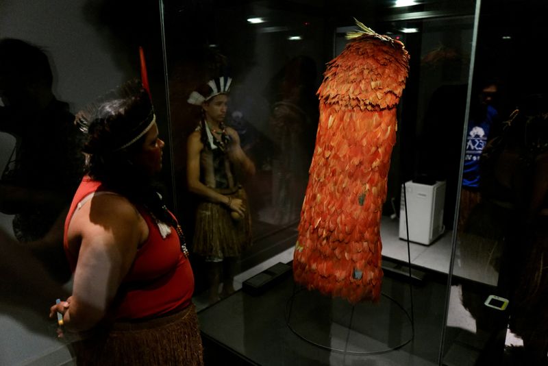 &copy; Reuters. Manto sagrado tupinambá, no Museu Nacional, no Rio de Janeiro, Brasiln11/09/2024nLucas Landau/Ministério dos Povos Indígenas/Divulgação via REUTERS