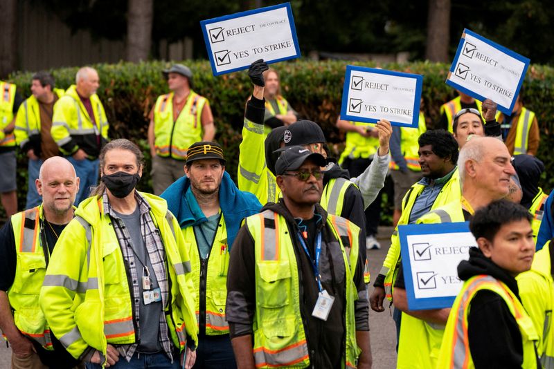 &copy; Reuters. Boeing factory workers hold signs as they wait to vote on their first full contract in 16 years, at an International Association of Machinists and Aerospace Workers District 751 union hall, in Renton, Washington, U.S. September 12, 2024.  REUTERS/David Ry