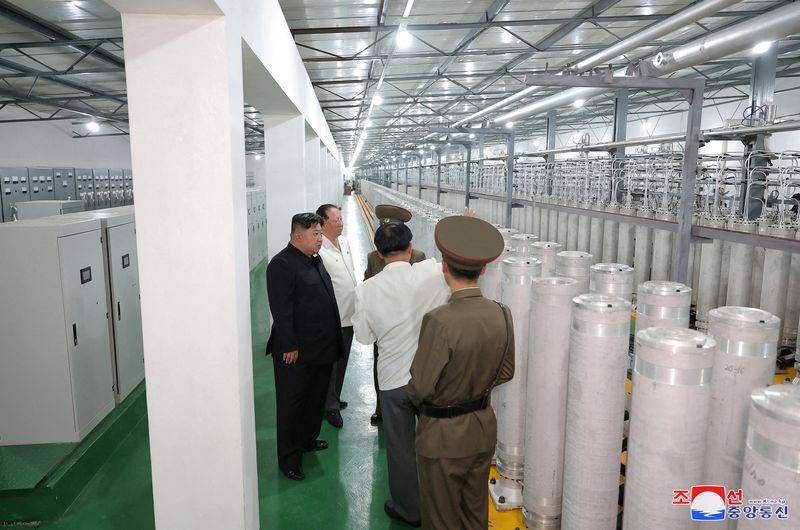 © Reuters. North Korean leader Kim Jong Un tours facilities during a visit to the Nuclear Weapons Institute and the production base of weapon-grade nuclear materials at an undisclosed location in North Korea, in this photo released by North Korea's official Korean Central News Agency September 13, 2024.    KCNA via REUTERS  