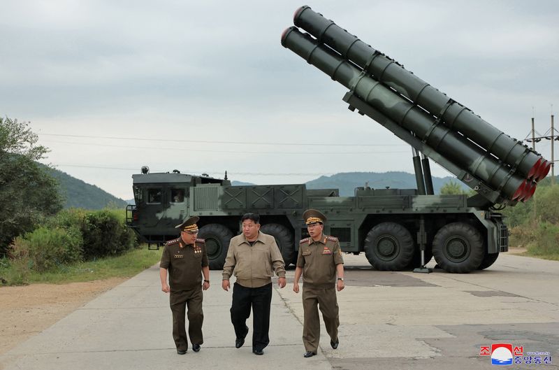 © Reuters. North Korean leader Kim Jong Un oversees a test-fire for a new 600mm multiple rocket launcher at an undisclosed location in North Korea, in this photo released by North Korea's official Korean Central News Agency September 13, 2024. KCNA via REUTERS