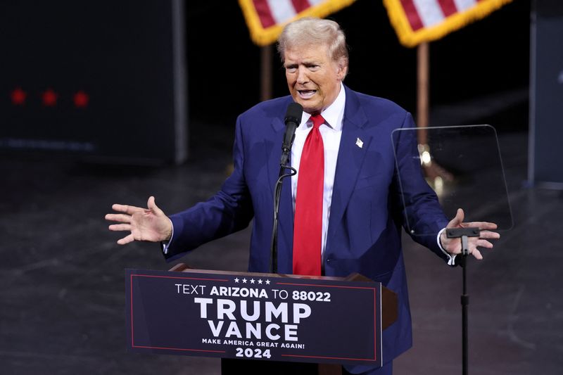 &copy; Reuters. FILE PHOTO: Republican presidential nominee and former U.S. President Donald Trump gestures as he speaks during a campaign rally in Tucson, Arizona, U.S. September 12, 2024.  REUTERS/Mike Blake/File Photo