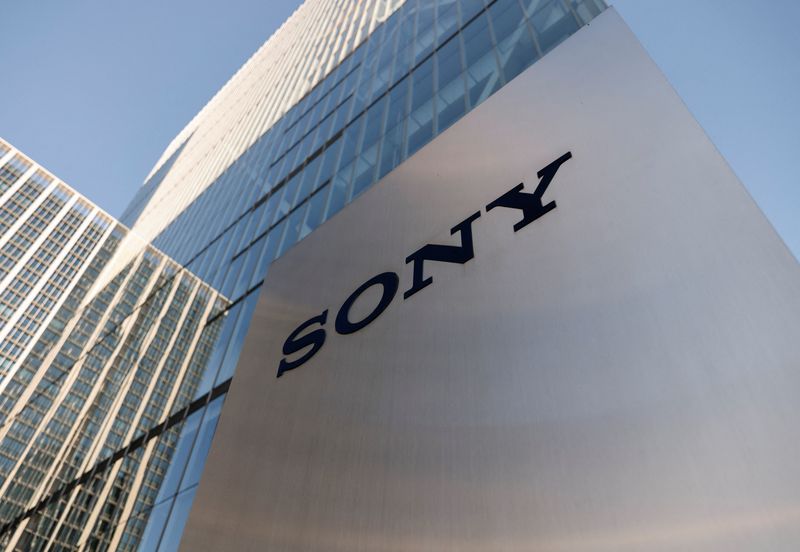 © Reuters. FILE PHOTO: The Sony logo is displayed outside the company's headquarters in Tokyo, Japan February 16, 2023. REUTERS/Issei Kato/File Photo