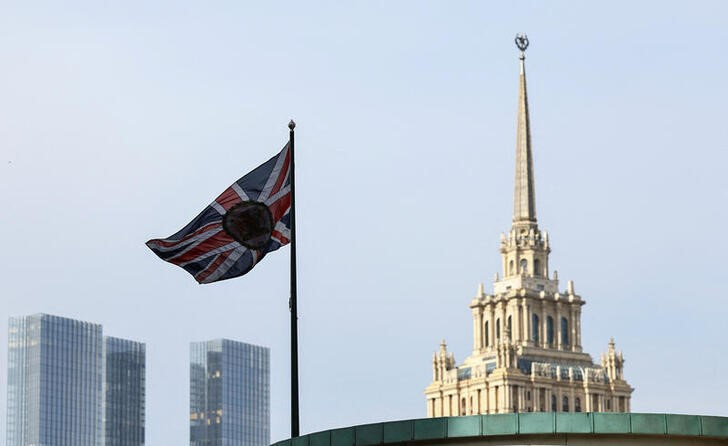 © Reuters. A flag flies above the British embassy in Moscow, Russia September 13, 2024. REUTERS/Evgenia Novozhenina