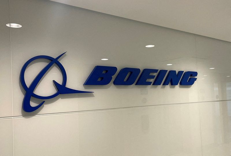 &copy; Reuters. Il logo Boeing nel centro tecnologico e di ingegneria dell'azienda a Sao Jose dos Campos, nello stato di San Paolo, in Brasile, il 10 ottobre 2023. REUTERS/Gabriel Araujo/Foto d'archivio