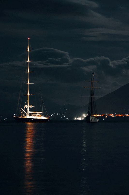 © Reuters. FILE PHOTO: Bayesian, a 56-meter-long sailboat that later sank off the Sicilian capital Palermo, is seen in Santa Flavia, Italy, August 18, 2024, in this image obtained from social media. Baia Santa Nicolicchia/Fabio La Bianca/via REUTERS THIS IMAGE WAS PROVIDED BY A THIRD PARTY. MANDATORY CREDIT. NO SALES. NO ARCHIVES./Photo file