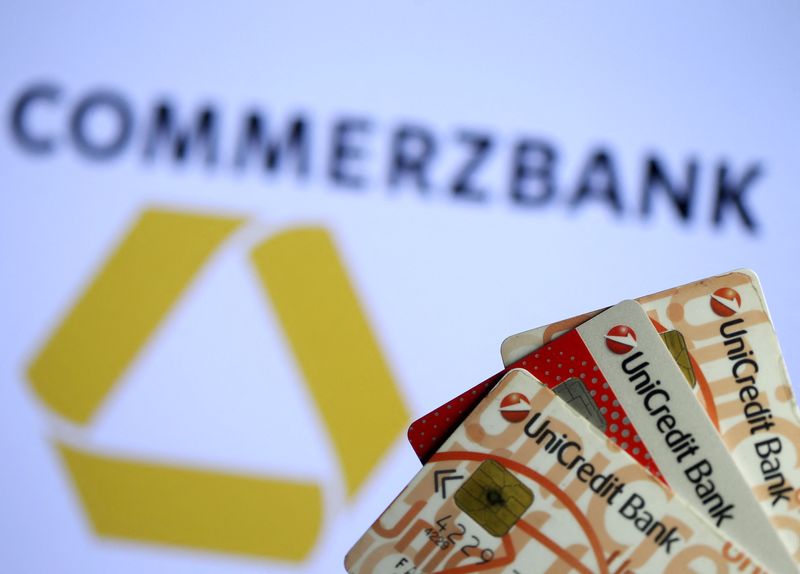 &copy; Reuters. Carte di credito Unicredit di fronte al logo di Commerzbank in questa illustrazione del 20 settembre 2017. REUTERS/Dado Ruvic/Illustrazione/File Photo