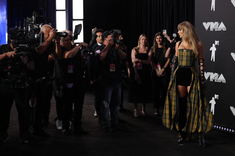 &copy; Reuters. Taylor Swift attends the MTV Video Music Awards in Elmont, New York, U.S., September 11, 2024. REUTERS/Andrew Kelly/File Photo