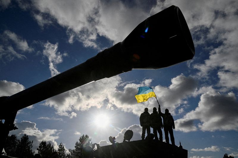 &copy; Reuters. FILE PHOTO: Ukrainian personnel hold a Ukrainian flag as they stand on a Challenger 2 tank during training at Bovington Camp, near Wool in southwestern Britain, February 22, 2023. REUTERS/Toby Melville/File Photo/File Photo