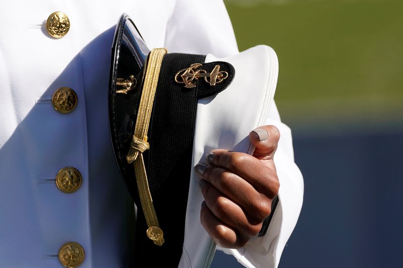 © Reuters. FILE PHOTO: A midshipman holds her hat while entering the stadium for the U.S. Naval Academy's Class of 2019 graduation and commissioning ceremony at the U.S. Naval Academy in Annapolis, Maryland, U.S., May 24, 2019.  REUTERS/Kevin Lamarque/File Photo