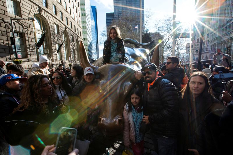 &copy; Reuters. FILE PHOTO: People visit the Charging Bull at the Financial District by the New York Stock Exchange (NYSE) in New York, U.S., December 29, 2023. REUTERS/Eduardo Munoz/File Photo