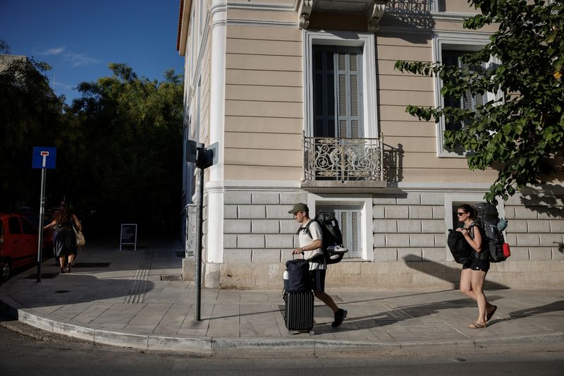 &copy; Reuters. Tourists carry their luggage in the neighborhood of Koukaki, in Athens, Greece, September 11, 2024. REUTERS/Louiza Vradi