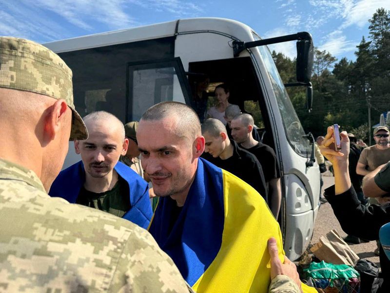 © Reuters. Ukrainian prisoners of war (POWs) are seen after a swap, amid Russia's attack on Ukraine, at an unknown location in Ukraine, in this handout picture released on September 13, 2024. Ukraine's President Volodymyr Zelenskiy Via Telegram/Handout via REUTERS  THIS IMAGE HAS BEEN SUPPLIED BY A THIRD PARTY.