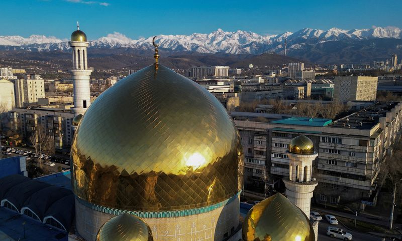 &copy; Reuters. FILE PHOTO: A drone view shows domes of the Central Mosque with the backdrop of the Tien Shan Mountains in Almaty, Kazakhstan, April 7, 2024. REUTERS/Pavel Mikheyev/File Photo