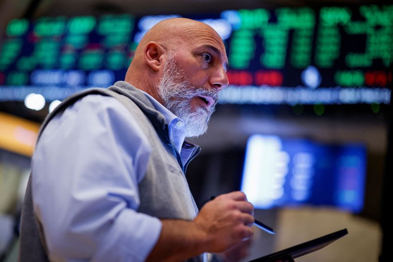 © Reuters. Traders work on the floor at the New York Stock Exchange (NYSE) in New York City, U.S., September 9, 2024.  REUTERS/Brendan McDermid/File Photo