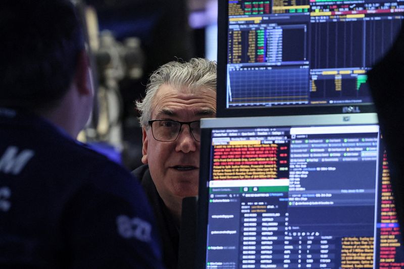 &copy; Reuters. Traders work on the floor at the New York Stock Exchange (NYSE) in New York City, U.S., January 19, 2024.  REUTERS/Brendan McDermid/File Photo