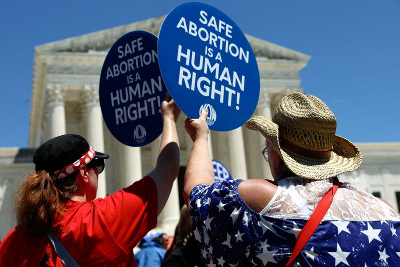 © Reuters. Abortion rights activists hold signs as they gather at the U.S. Supreme Court to mark the second anniversary of the Court overturning Roe v. Wade, in Washington, U.S., June 24, 2024. , U.S., June 24, 2024. REUTERS/Evelyn Hockstein/File Photo