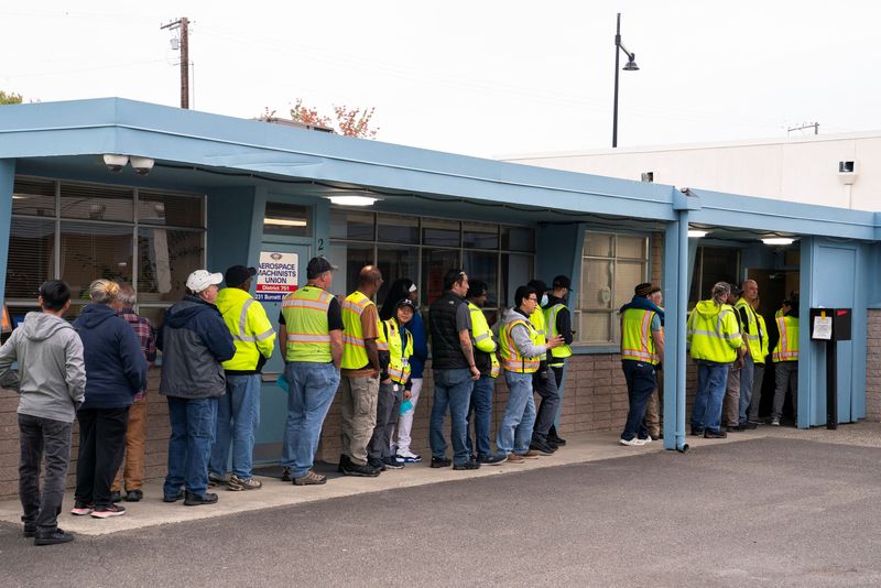 © Reuters. Boeing factory workers wait in line to vote on their first full contract in 16 years at the union hall of the International Association of Machinists and Aerospace Workers District 751 in Renton, Washington, U.S. September 12, 2024. REUTERS/David Ryder/File Photo