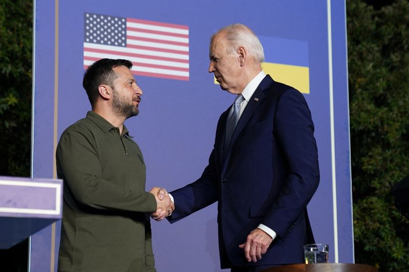 © Reuters. U.S. President Joe Biden and Ukrainian President Volodymyr Zelenskiy shake hands on the day of signing a new security agreement between the United States and Ukraine, in Fasano, Italy, June 13, 2024. REUTERS/Kevin Lamarque/File Photo