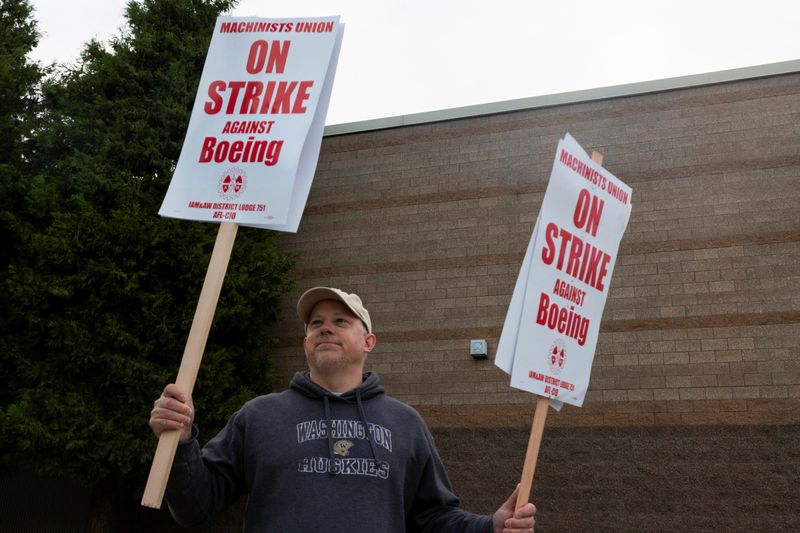 Ratings agencies warn of downgrade if Boeing strike drags on