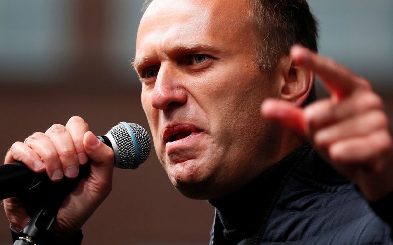 © Reuters. FILE PHOTO: Russian opposition leader Alexei Navalny delivers a speech during a rally to demand the release of jailed protesters, who were detained during opposition demonstrations for fair elections, in Moscow, Russia September 29, 2019. REUTERS/Shamil Zhumatov/File Photo