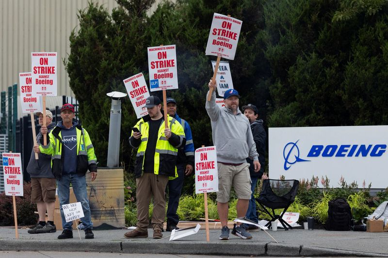 © Reuters. Boeing factory workers gather on a picket line during the first day of a strike near the entrance of a production facility in Renton, Washington, U.S., September 13, 2024. REUTERS/Matt Mills McKnight