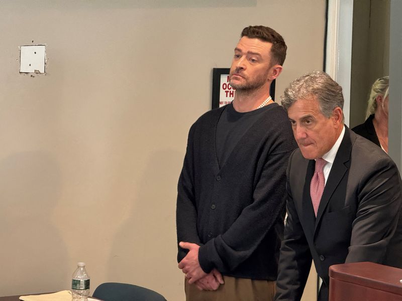 &copy; Reuters. Singer Justin Timberlake appears with his lawyer Edward Burke at a hearing related to a DWI arrest in the Sag Harbor Village Court in Sag Harbor, New York, U.S., September 13, 2024. T E McMorrow/Pool via REUTERS