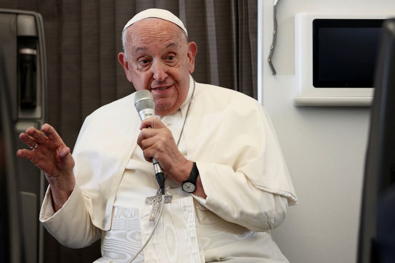 © Reuters. Pope Francis holds a news conference aboard the papal plane on his flight back after his 12-day journey across Southeast Asia and Oceania, September 13, 2024. REUTERS/Guglielmo Mangiapane/Pool