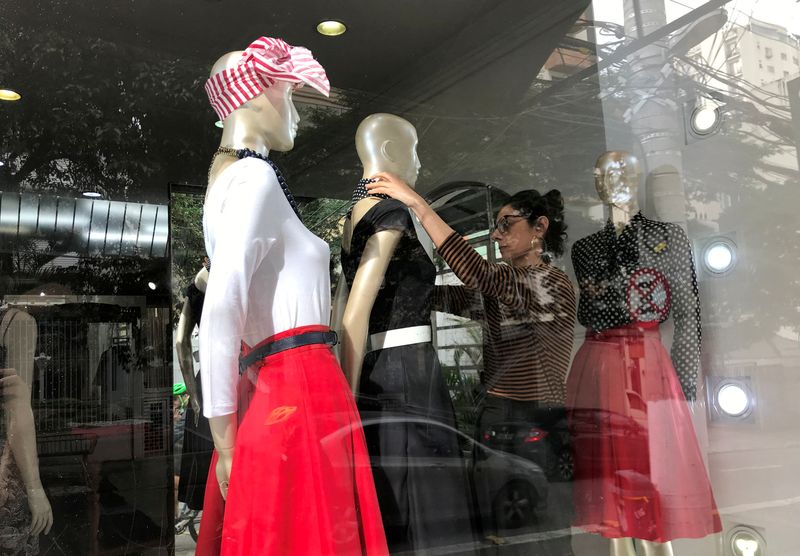 © Reuters. FILE PHOTO: A shop assistant arranges clothes on a mannequin in Sao Paulo, Brazil May 30, 2019. REUTERS/Nacho Doce/File Photo