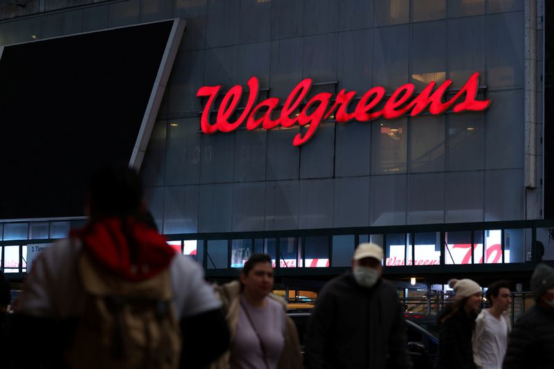 © Reuters. FILE PHOTO: People walk by a Walgreens, owned by the Walgreens Boots Alliance, Inc., in Manhattan, New York City, U.S., November 26, 2021. REUTERS/Andrew Kelly/File Photo