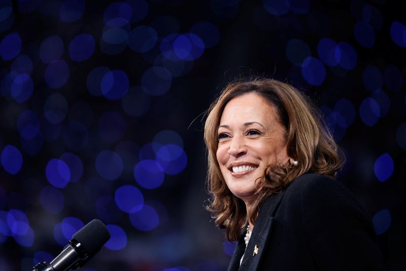 © Reuters. FILE PHOTO: Democratic presidential candidate and U.S. Vice President Kamala Harris holds a campaign rally in Greensboro, North Carolina, U.S., September 12, 2024. REUTERS/Jonathan Drake/File Photo