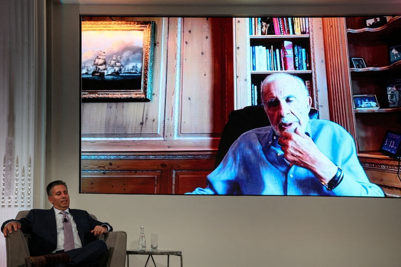 © Reuters. FILE PHOTO: Carl Icahn, chairman of Icahn Enterprises LP, speaks via video with Ken Squire, founder and president of 13D Monitor, during the 13D Monitor's Active-Passive Investor Summit in New York City, U.S., October 17, 2023. REUTERS/Brendan McDermid/File Photo