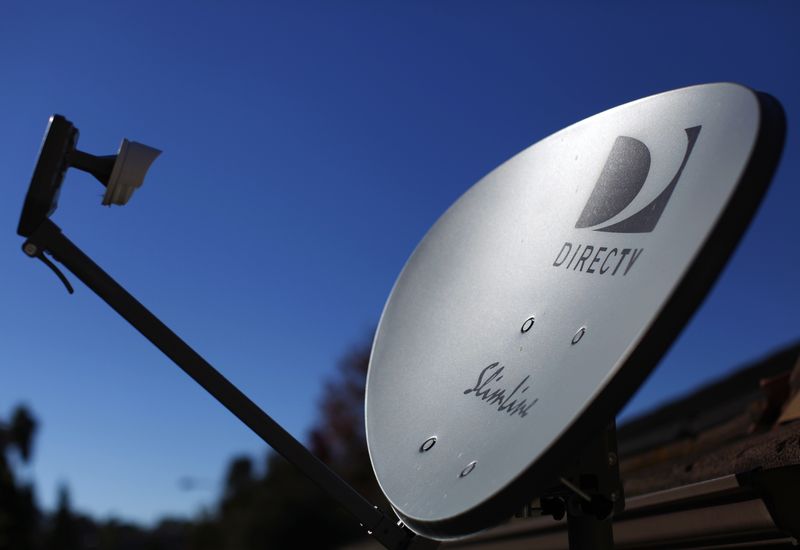 © Reuters. FILE PHOTO: A DirecTV satellite dish is seen on a residential home in Encinitas, California November 5, 2014. Satellite TV provider DirecTV will report its third-quarter earnings Thursday.    REUTERS/Mike Blake/File Photo