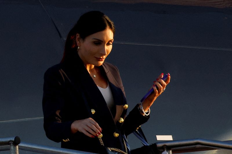 &copy; Reuters. Laura Loomer chega paras debate do ex-presidente dos EUA, Donald Trump, com a candidata presidencial democrata e vice-presidente dos EUA, Kamala Harris, na Filadélfia, Pensilvânian10/09/2024nREUTERS/Eduardo Munoz