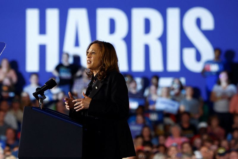 &copy; Reuters. Democratic presidential nominee and U.S. Vice President Kamala Harris gestures as she speaks during a campaign event in Wilkes-Barre, Pennsylvania, U.S., September 13, 2024. REUTERS/Evelyn Hockstein