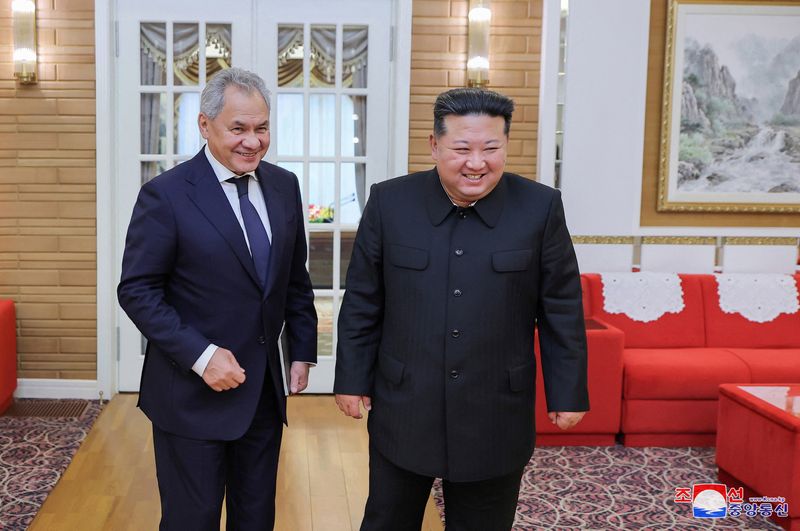 ©Reuters. O líder norte-coreano Kim Jong-un encontra-se com Sergei Shoigu, secretário do Conselho de Segurança Russo. Esta foto foi publicada pela agência de notícias oficial da Coreia do Norte, Agência Central de Notícias Coreana, em 14 de setembro de 2024. KCNA via REUTERS