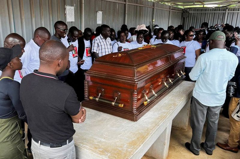 &copy; Reuters. Family members mourn and react next to the coffin of the slain Olympian Rebecca Cheptegei, who died after her former boyfriend doused her in petrol and set her ablaze, at the Moi Teaching & Referral Hospital (MTRH) funeral home, in Eldoret, Kenya Septembe