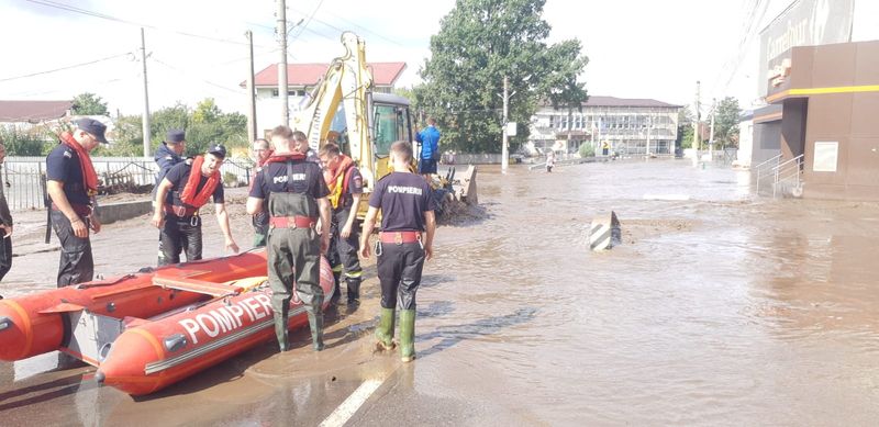 © Reuters. Firefighters operate in an area, after heavy rain triggered flooding in Pechea, Galati country, Romania September 14, 2024. Galati Inspectorate for Emergency Situations/Handout via REUTERS