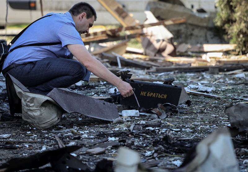 &copy; Reuters. FILE PHOTO: A war crimes prosecutor works at a site of a Russian drone attack, amid Russia's attack on Ukraine, on the outskirts of Lviv, Ukraine June 19, 2024. REUTERS/Roman Baluk/File Photo