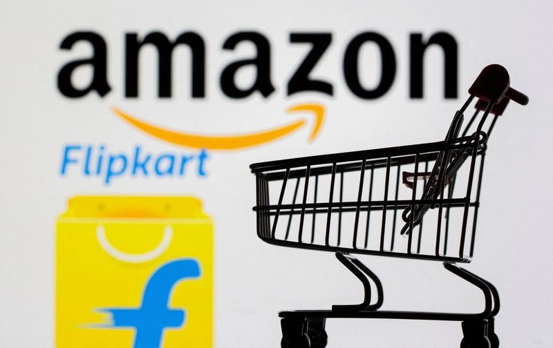 ©Reuters. FOTO DE ARQUIVO: Nesta ilustração de imagem datada de 30 de julho de 2021, um pequeno carrinho de compras de brinquedo é visto na frente dos logotipos da Amazon e Flipkart exibidos. REUTERS/Dado Ruvic/Ilustração/Foto de arquivo